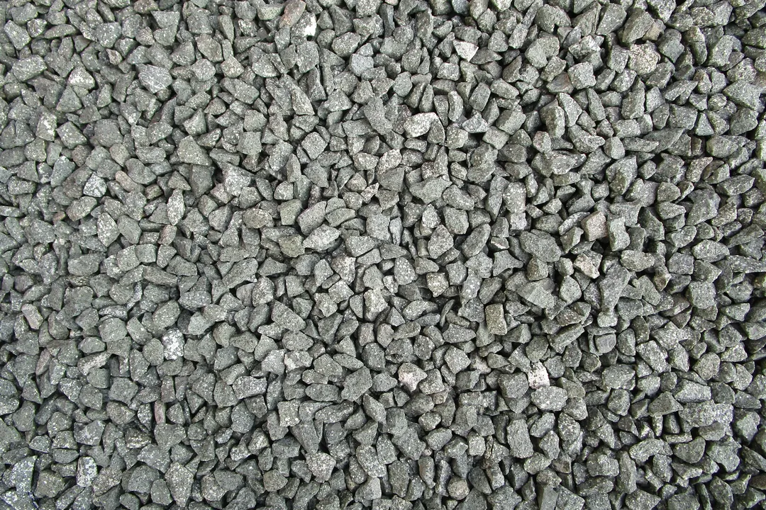 Agregado grueso de piedra triturada gris, clasificado por tamaño para concreto