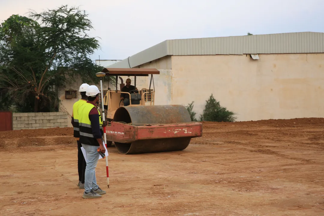 Ingenieros supervisando la compactación de la capa granular en una obra vial