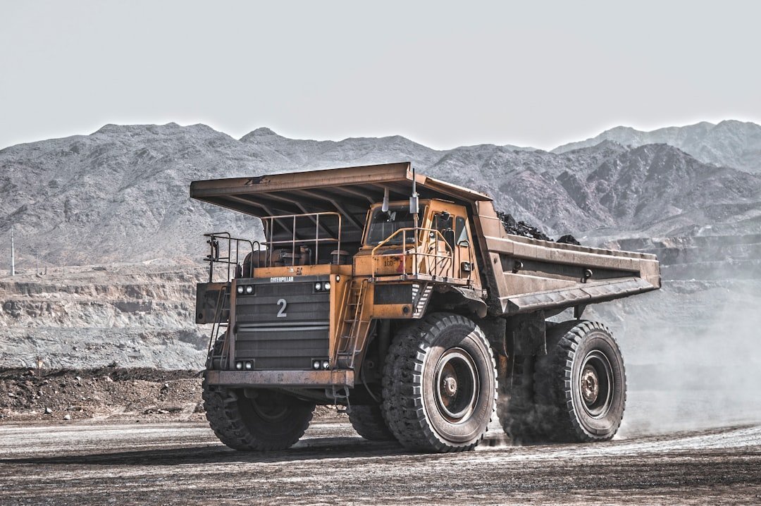 Camión volqueta con materiales de construcción