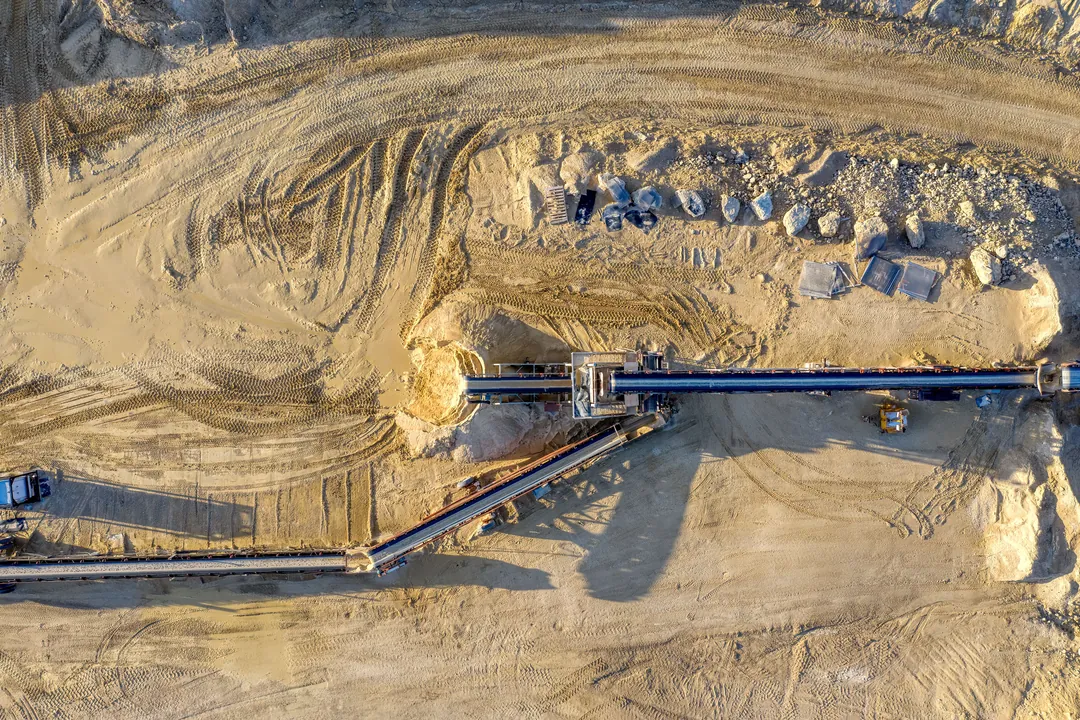 Vista aérea del retiro de la capa superficial de terreno en un frente de explotación