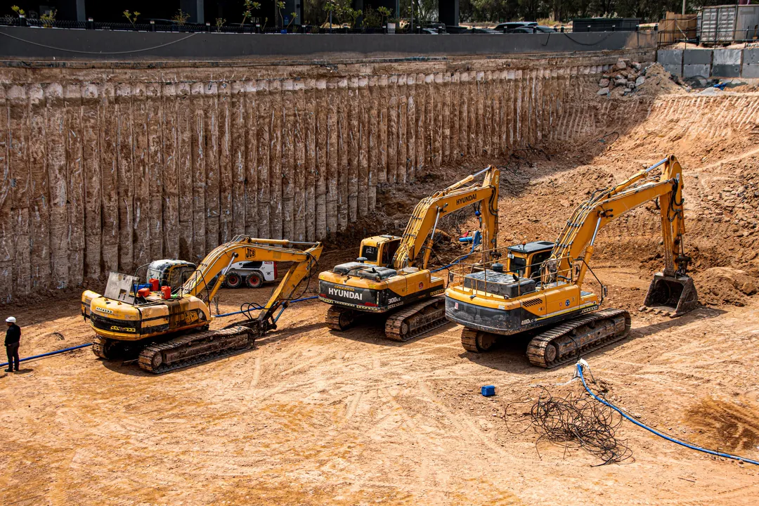 Excavadora trabajando en el corte de terreno de una obra civil