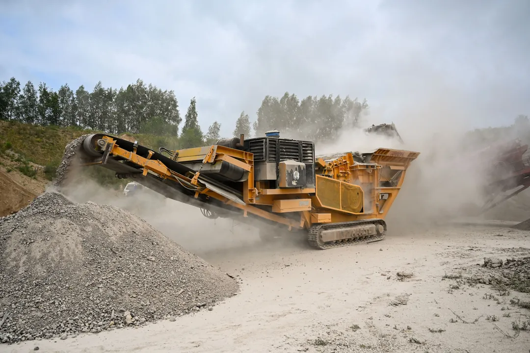 Planta de trituración móvil procesando roca para producir material granular de obra