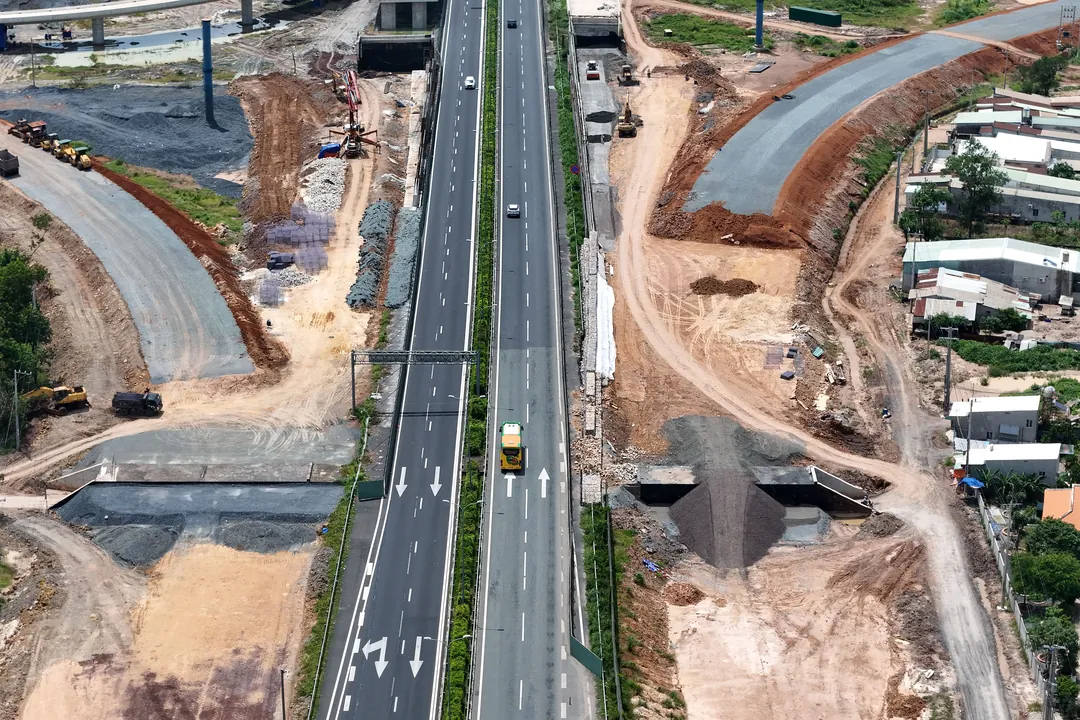 Vista aérea del terraplén y los taludes de una vía en construcción junto a la calzada
