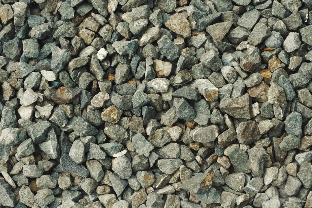 Detalle de material triturado de aristas angulares clasificado para obra civil