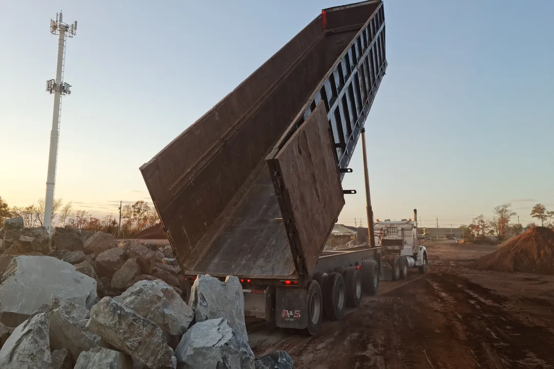 Volqueta descargando material en obra en el departamento del Atlántico